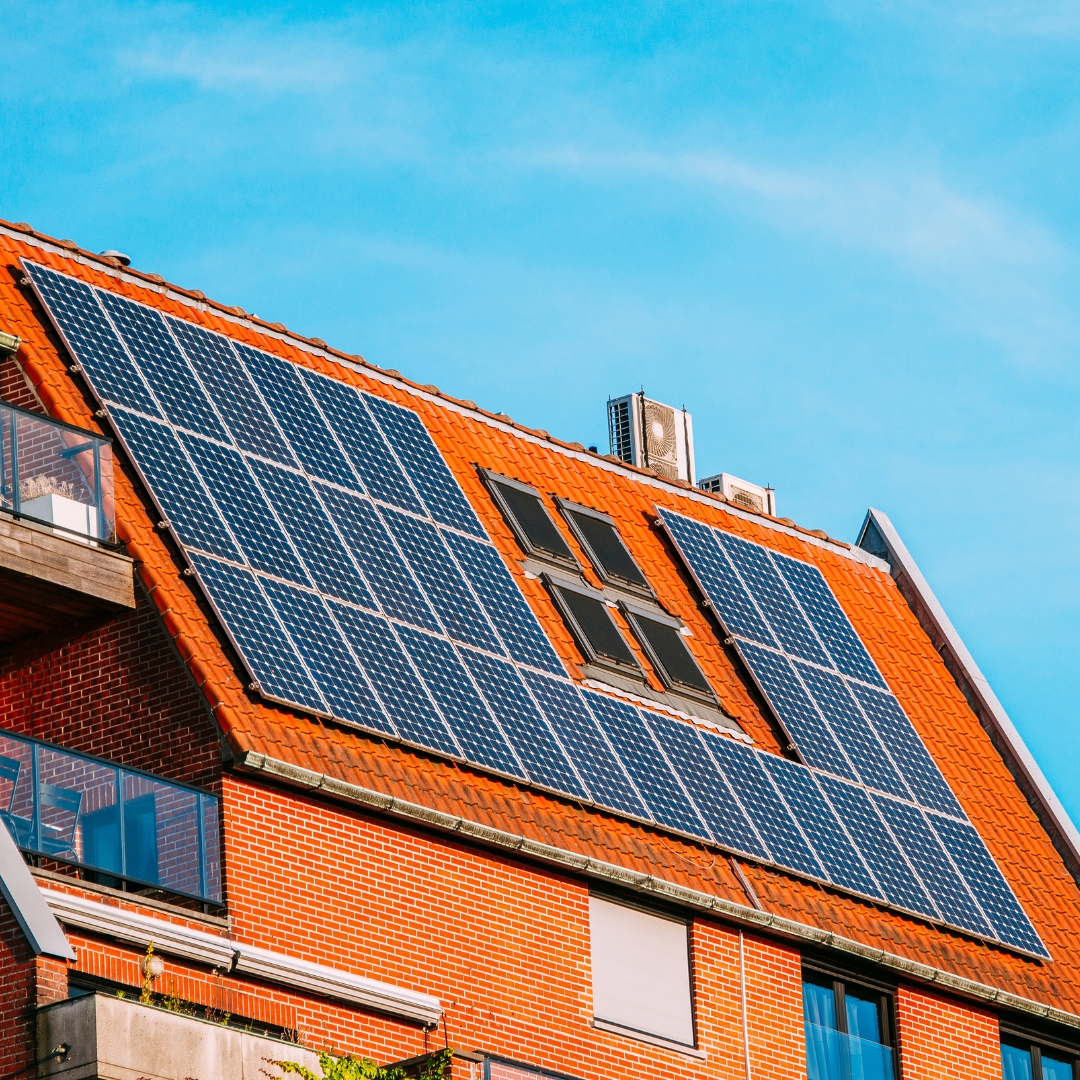 Tejado de edificio comunitario con paneles solares