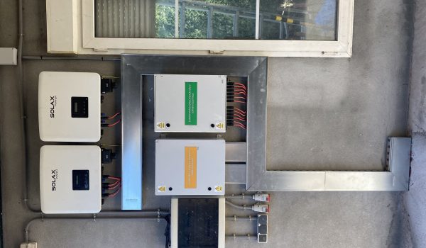 Inversores Solax y cuadro eléctrico en pared