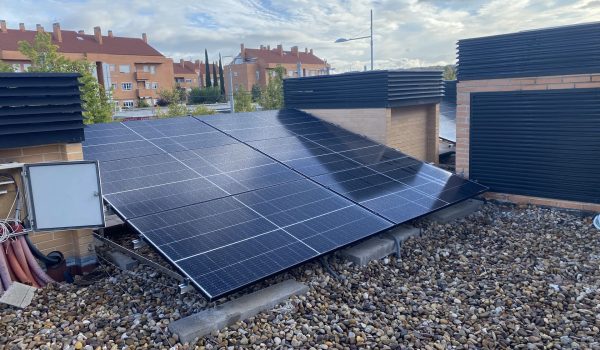 Placas solares en azotea de edificio