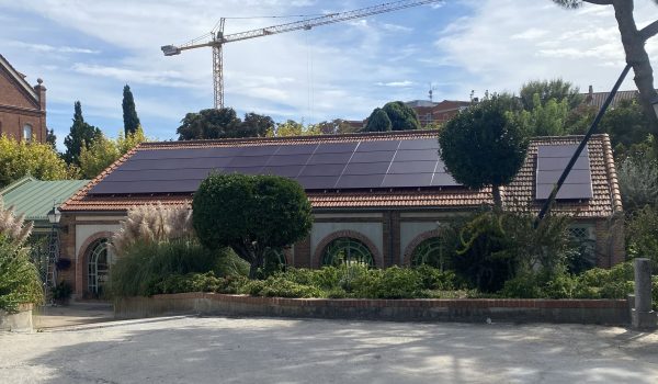 Casa con instalación fotovoltaica en el tejado