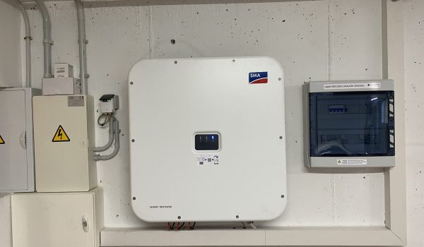 Inversor SMA instalado en pared