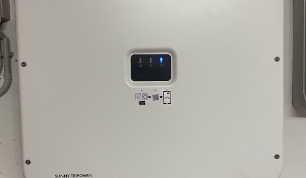 Inversor SMA Trifásico blanco