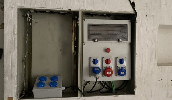 Cuadro eléctrico en pared