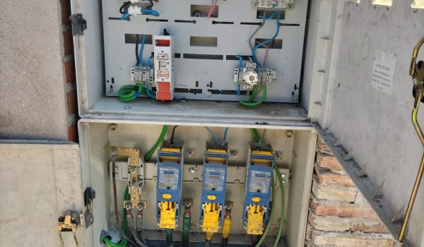 Cuadro eléctrico en muro