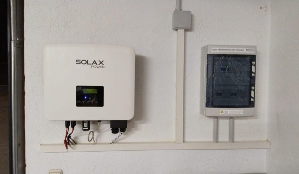 Instalación fotovoltaica en vivienda unifamiliar sita en Navalcarnero con orientación este-oeste.